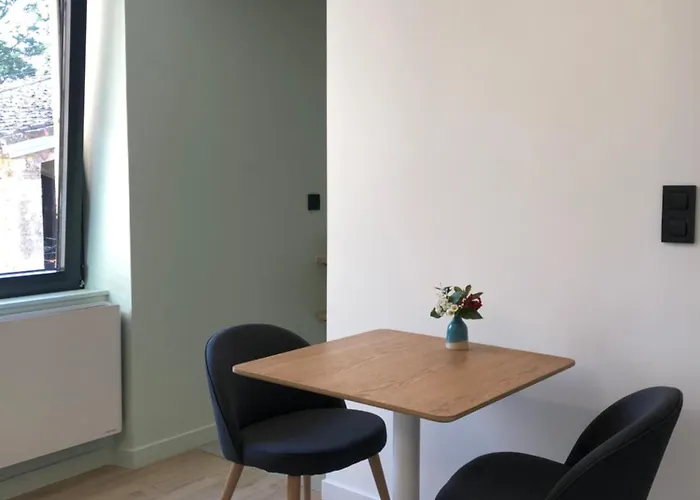 לינה וארוחת בוקר Le 270 3*